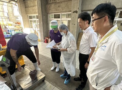 教育局於開學日一早前往國中，實地視察營養午餐供餐情形